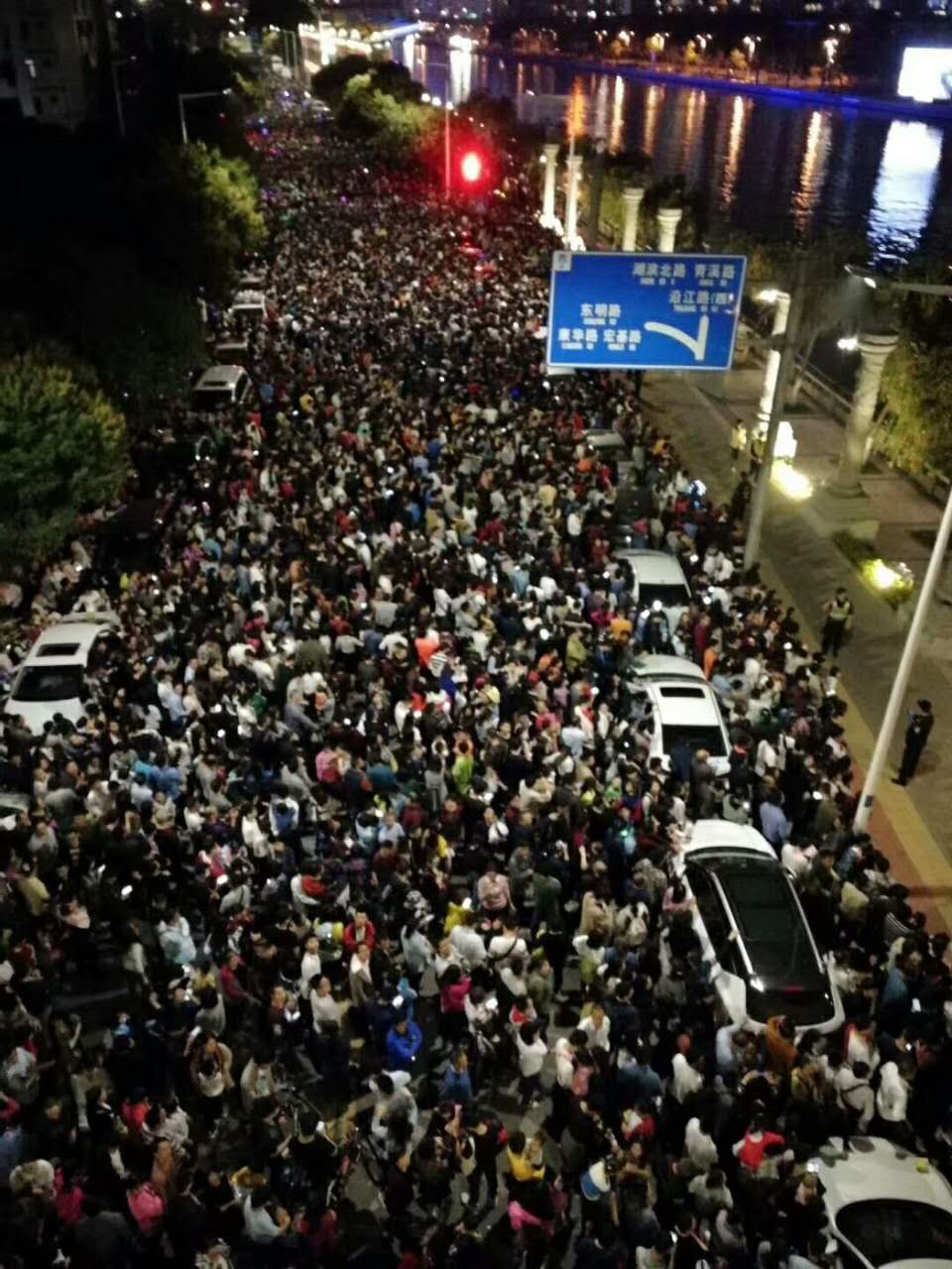 人群.jpg