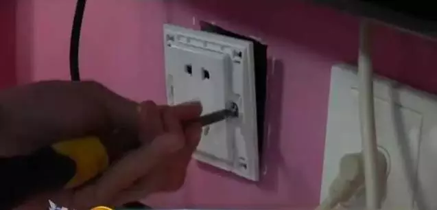 周末去开房的同志们注意了,酒店插座用不了?小心暗藏摄像头! - 作者:谢幺 周末去开房的同志们注意了,酒店插座用不了?小心暗藏摄像头! - 作者:谢幺