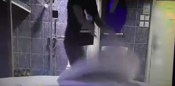 周末去开房的同志们注意了,酒店插座用不了?小心暗藏摄像头! - 作者:谢幺 周末去开房的同志们注意了,酒店插座用不了?小心暗藏摄像头! - 作者:谢幺