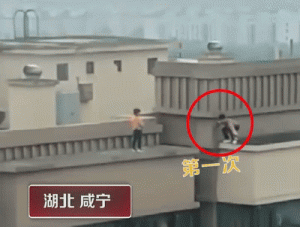 27层楼顶，俩男孩来回立定跳远！-安全小百科
